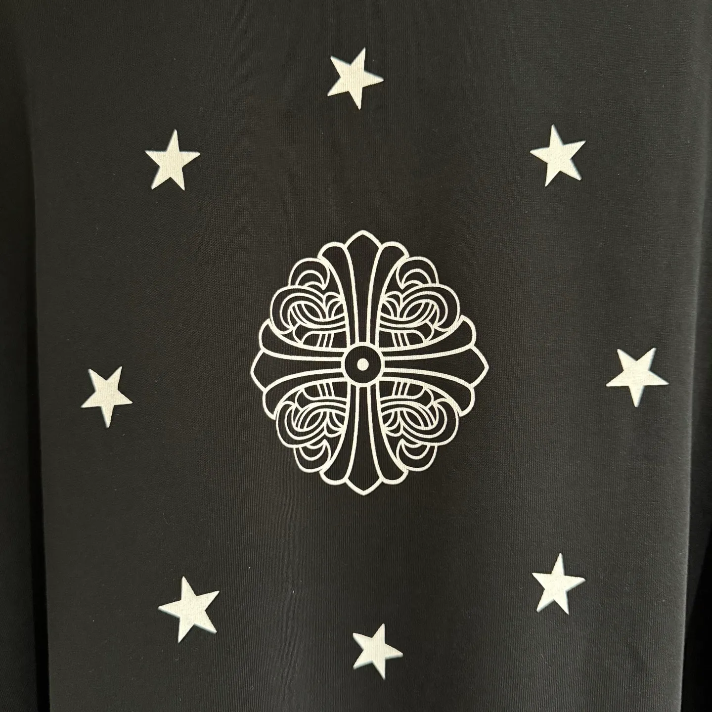 🅿️330 [Strict quality control] CH Crow Heart's new long-sleeved sweatshirt T-shirt. Heavy 340g double yarn fabric. Four flower positions on the front, back and left. Wash the whole garment twice. The four sides are frayed and torn. Heavy fabric. The neckline is made of icy Salona. Loose fit. Deep, wide and stylish. No deformation or shrinkage. Black and white color. Size: M-2xl
